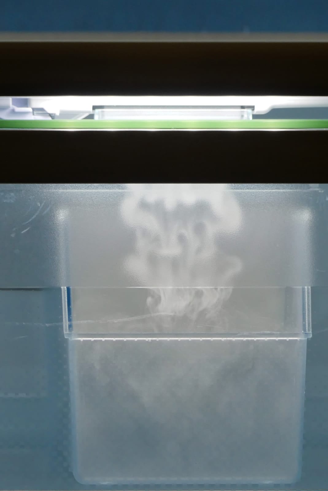 Kalter Nebel steigt in einem Kühlschrank-Frischefach auf