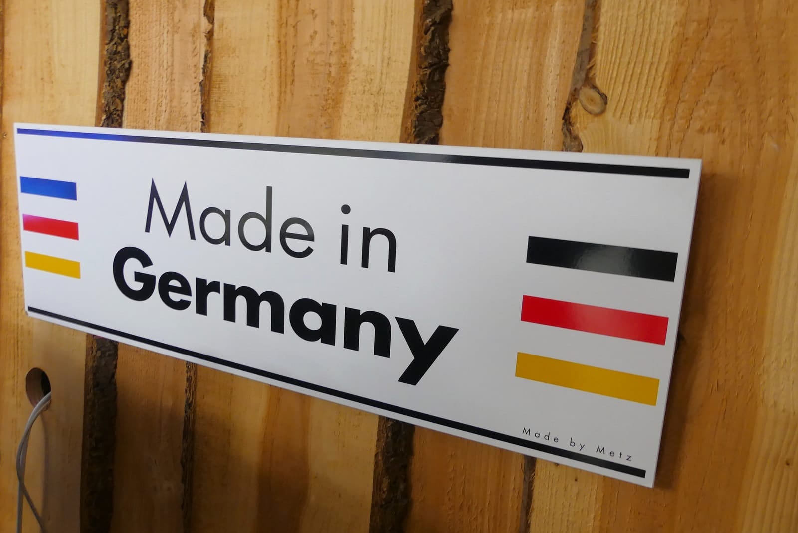Schild Made in Germany an der Holzwand im Fernsehstudio