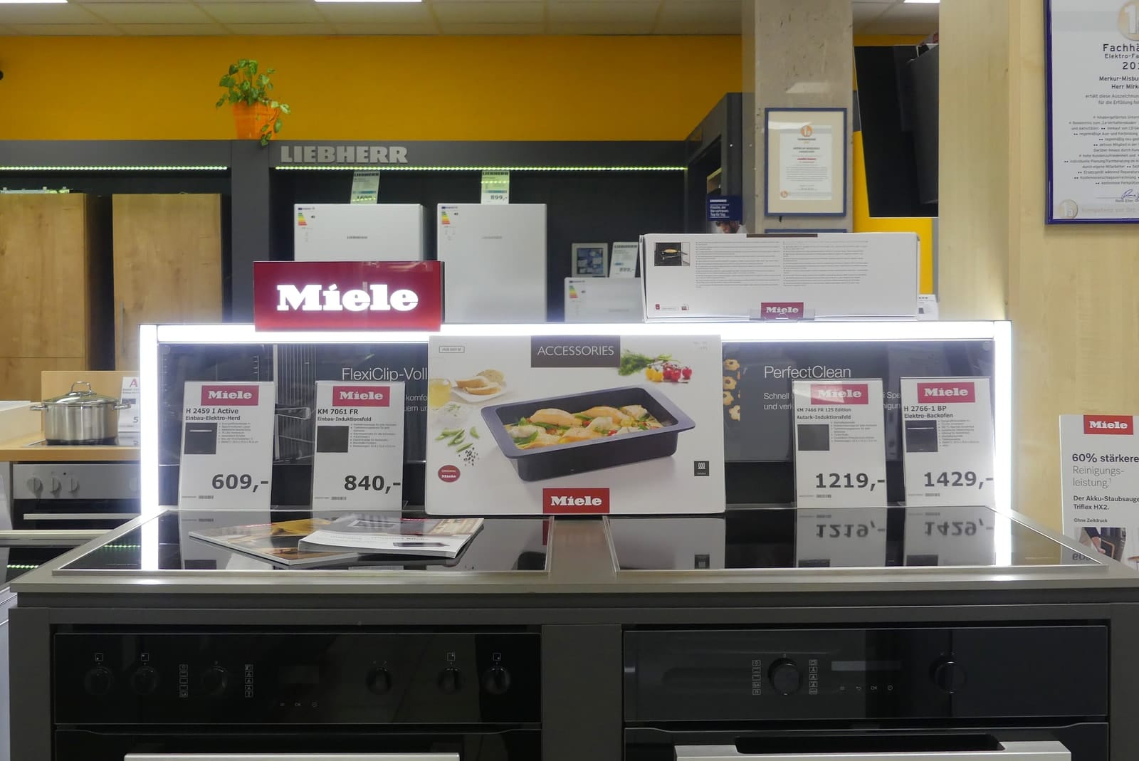 Miele-Kochinsel mit beleuchteter Zubehörpräsentation
