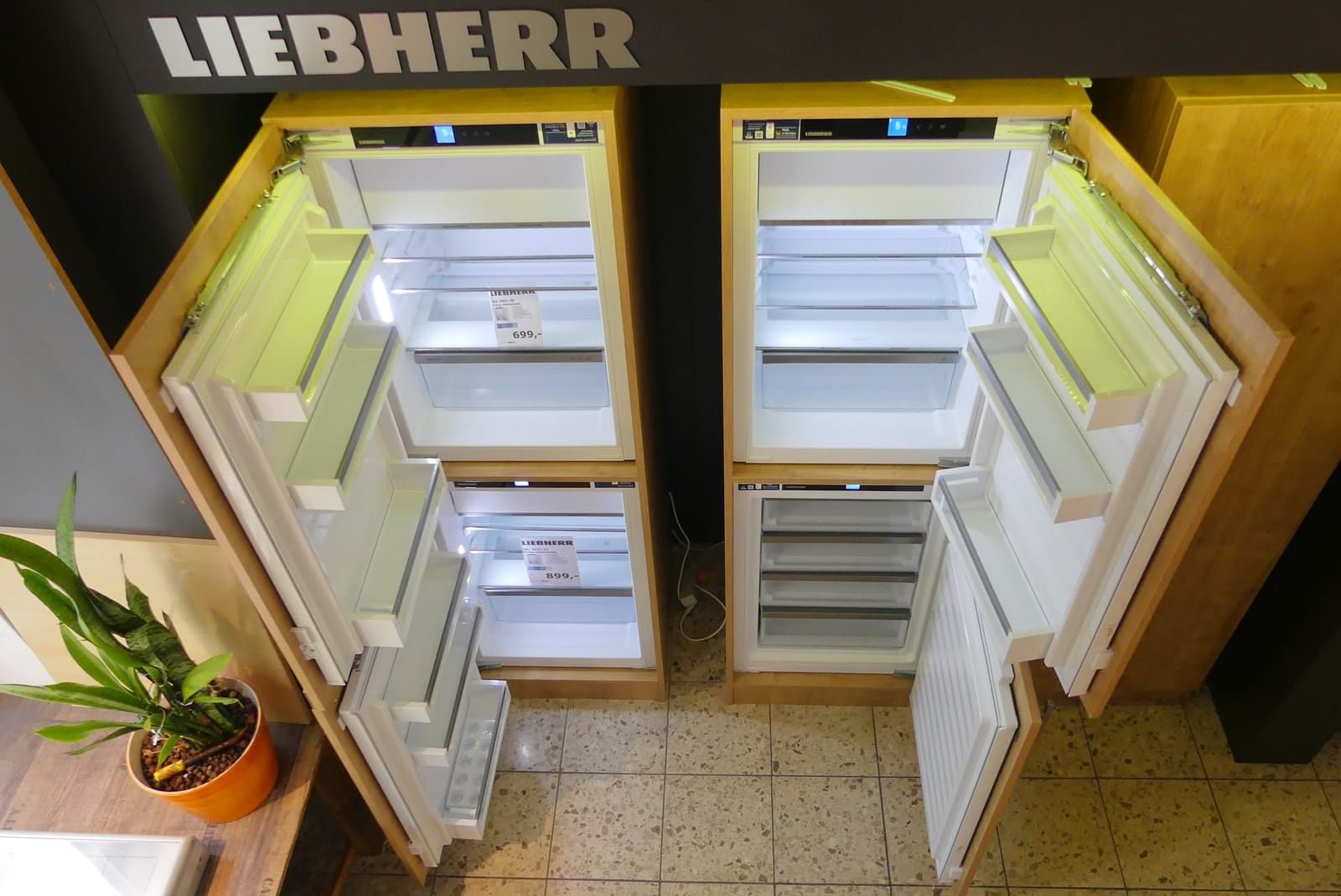 Zwei geöffnete Liebherr-Einbaukühlschränke mit beleuchtetem Innenraum