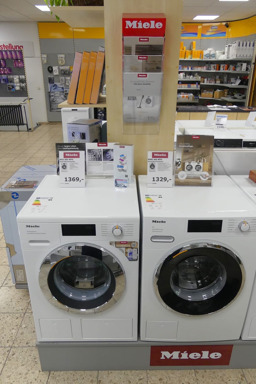 Zwei Miele-Waschmaschinen nebeneinander auf einem Podest