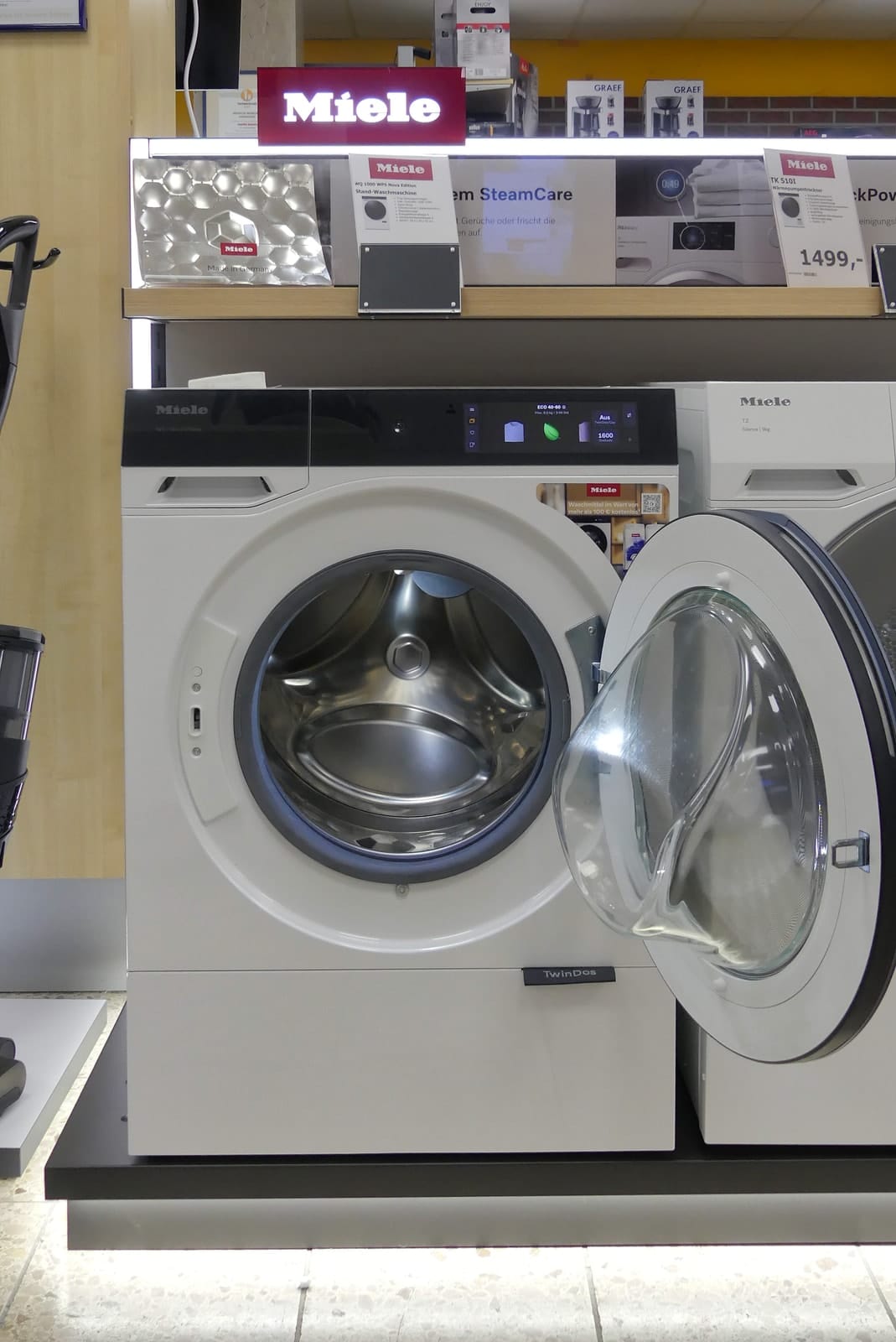 Geöffnete Miele-Waschmaschine mit Blick auf die Trommel
